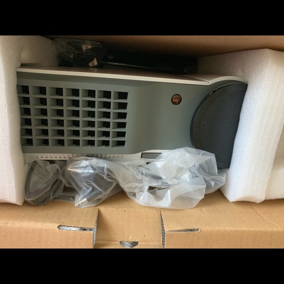 LED Projector - Picture 3 of 4